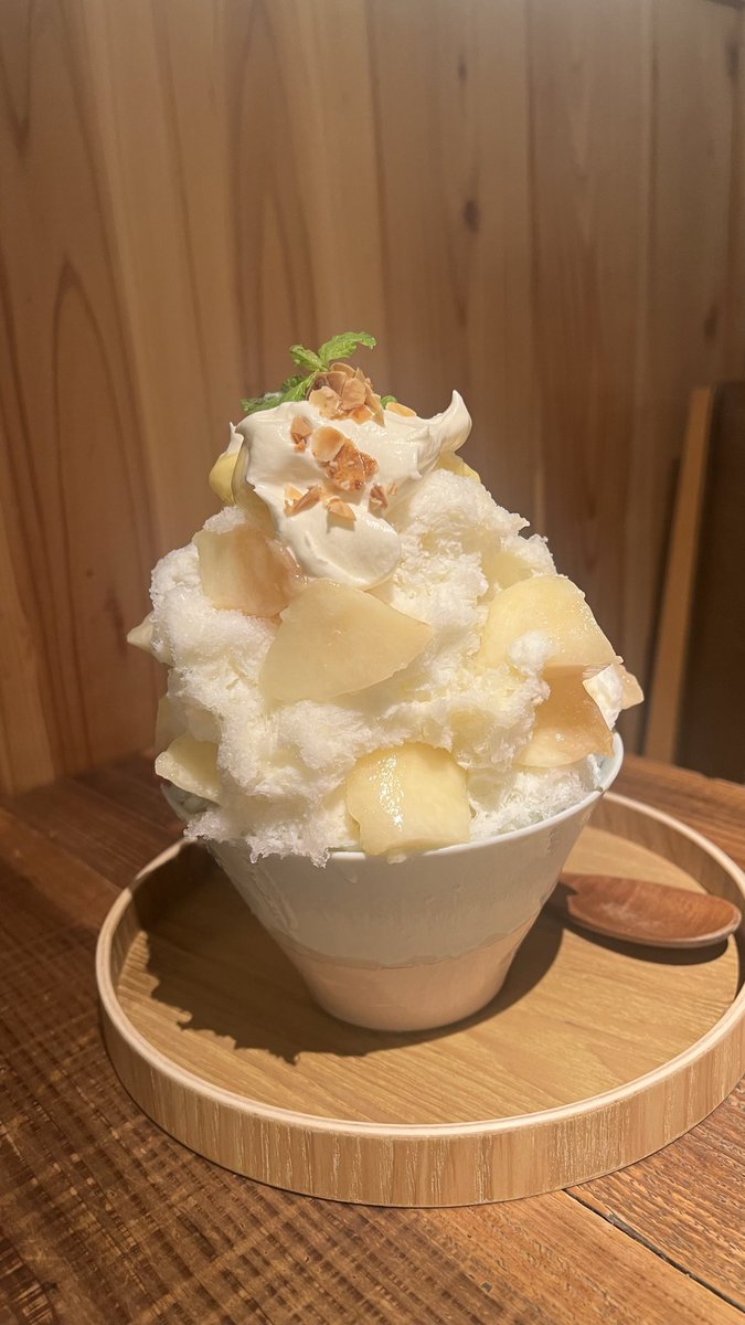 fugacamp's tweet photo. 氷匠よこ田 栄店
桃のかき氷
赤鰐の師匠がプロデュース
味は美味しく赤鰐のミルク氷に似ているが赤鰐と比べるとミルクのかかりがイマイチ
1人ワンオーダーではなくシェアも可能な所は良かった https://t.co/A8ffDtVbRg