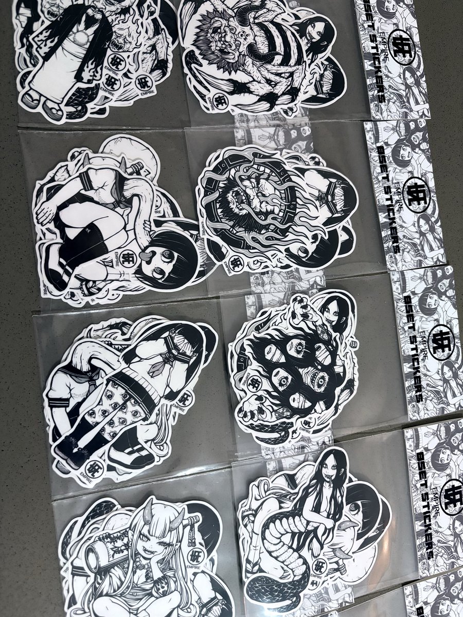 toman_rock's tweet photo. 本日より展示始まっております。私は'酒呑童子'で参加させていただきました👹 展示作品の他も妖怪ステッカーセットを販売していますので、是非ゲットして下さいませ！ https://t.co/whIhMWm2mM