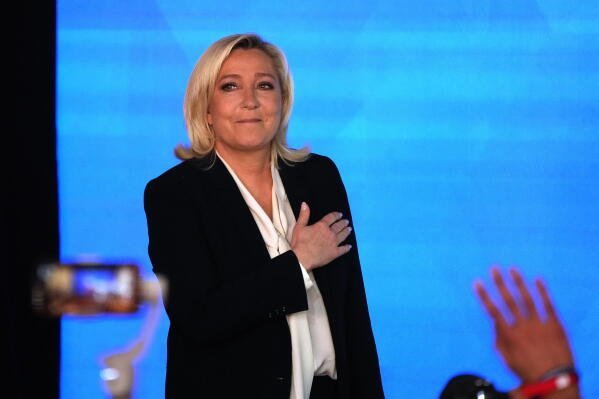 AmericaRecharge's tweet photo. 🚨 Marine Le Pen is leading the polls at 36%, with her closest rival on 16%.🇫🇷🇫🇷

If she wins the presidency, do you think France will carry out mass deportations?

🟢 A. Yes

🔴 B. No https://t.co/D2Bg67fG7g