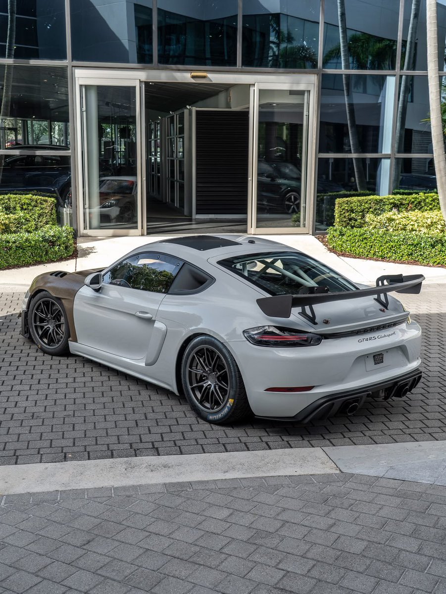 K_drive01's tweet photo. This isn’t a Cayman built to impress at a traffic light. It was built to hunt lap times.

The Porsche 718 Cayman GT4 RS Clubsport is a factory-built GT4 race car with a naturally aspirated 4.0L flat-six making 500 PS and revving to 9,000 rpm.

Lightweight. Mid-engined. Track-focused.

Some machines are built for comfort.

This one was built for the stopwatch. 🏁