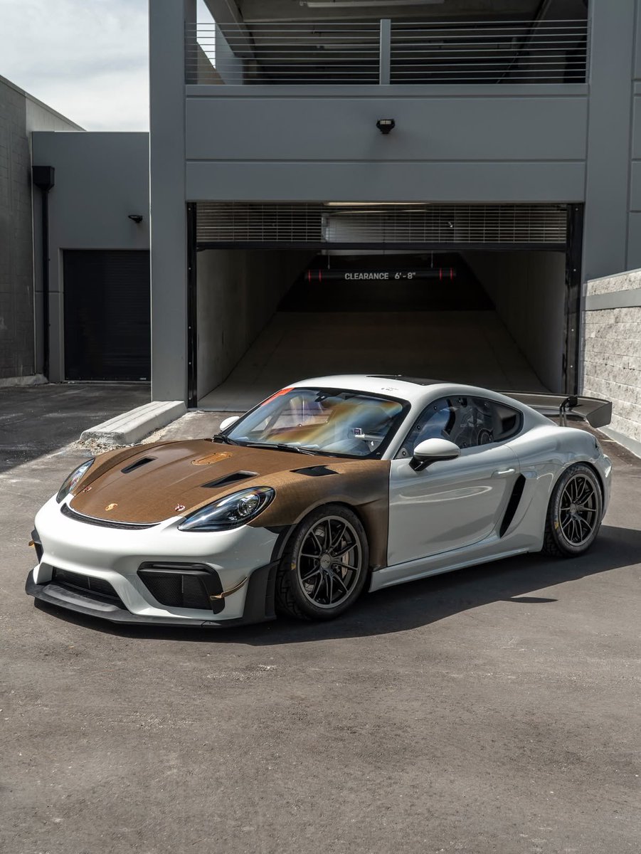 K_drive01's tweet photo. This isn’t a Cayman built to impress at a traffic light. It was built to hunt lap times.

The Porsche 718 Cayman GT4 RS Clubsport is a factory-built GT4 race car with a naturally aspirated 4.0L flat-six making 500 PS and revving to 9,000 rpm.

Lightweight. Mid-engined. Track-focused.

Some machines are built for comfort.

This one was built for the stopwatch. 🏁