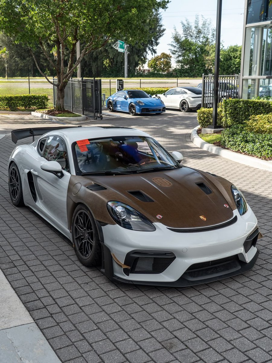 K_drive01's tweet photo. This isn’t a Cayman built to impress at a traffic light. It was built to hunt lap times.

The Porsche 718 Cayman GT4 RS Clubsport is a factory-built GT4 race car with a naturally aspirated 4.0L flat-six making 500 PS and revving to 9,000 rpm.

Lightweight. Mid-engined. Track-focused.

Some machines are built for comfort.

This one was built for the stopwatch. 🏁