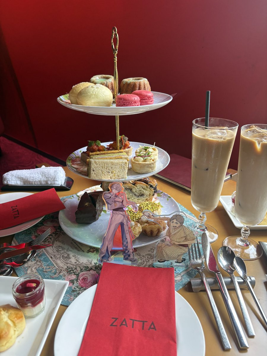 chikac_55s's tweet photo. 友達と推し活アフタヌーンティー行ってきました！✨
たまたま立ち寄った百貨店でハイキューの巨大物販してたので，国見ちゃんとしらぶんのぬいお迎えしました！💕 https://t.co/Vng7gMFzL0