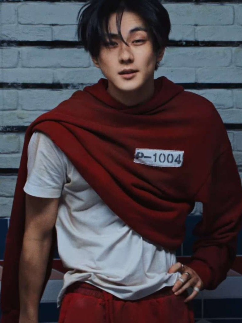 feheeline_JH's tweet photo. หรี่ตา คิ้วยก แก้มบุ๋ม ตัวหนา ใส่เสื้อแขนเดียว หล่ออันตราย หล่อสังหาร ลูกพี่ผมไม่ได้มาเล่นๆ https://t.co/Ew1n9pj1Es
