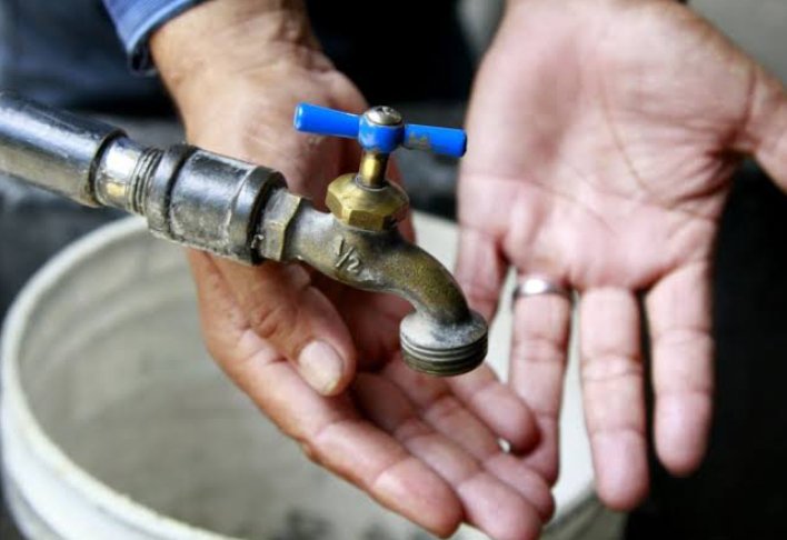 seijas_jessica's tweet photo. Las comunidades del oeste de Barquisimeto estamos sufriendo con la falta del preciado líquido, el agua en especial los vecinos del Caribe II y Urb Rotario, el agua nos llega una vez a la semana y no somos camellos un llamado a @HidrovenOficial  @luisreyespsuv @gobernacionlara https://t.co/mRB6lYdigj