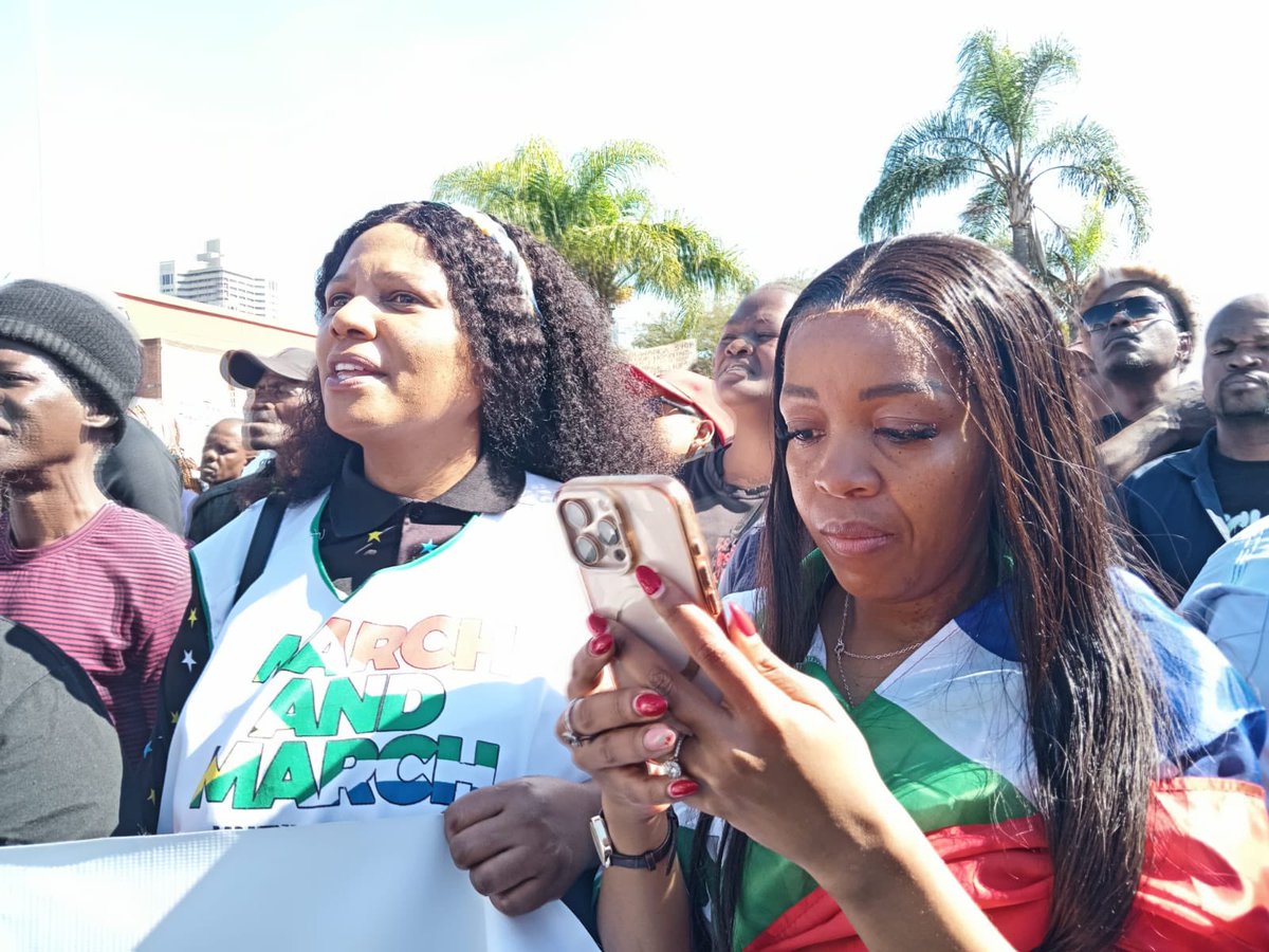 HilbrowRadio247's tweet photo. LIVE FROM DURBAN🎥📢
*March to March* is underway. Hillbrow Radio on the ground bringing you the voices, the signs, the movement.
https://t.co/mkPOQvyjUO
#MarchToMarch #Durban #HillbrowRadio #SouthAfrica #OnTheGround #SAnews https://t.co/hFZtCjGRJ5