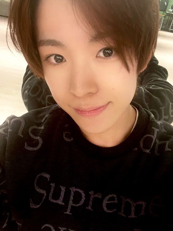 x_hzn3h's tweet photo. 유우시 예쁜건 알았는데 이 사진보고 충격먹었음
뭔...남자가 어떻게 나보다 예쁨 https://t.co/kLcw4MLotc