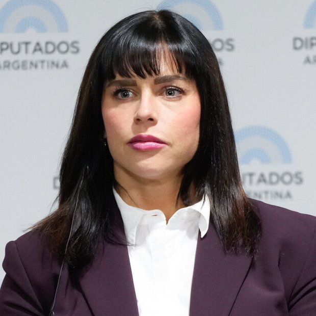 clarincom's tweet photo. A LOS 30 SUPO QUE NACIÓ POR VIENTRE SUBROGADO, MILITA PARA QUE A OTROS NO LES PASE LO MISMO

Olivia Maurel supo a los 30 años, mediante una prueba de ADN, que había nacido por vientre subrogado. Hoy tiene 34 años, es portavoz de la Declaración de Casablanca y milita por la abolición de la subrogación, al considerar que vulnera los derechos de los niños y puede favorecer la explotación de mujeres. Su decisión de hablar públicamente sobre su origen también provocó el distanciamiento de los padres que la criaron.

Maurel visitó la Argentina para exponer su experiencia y debatir sobre la subrogación. Durante el 10 y 11 de agosto brindó cuatro conferencias en Buenos Aires, con actividades en el Hospital Universitario Austral, la Facultad de Derecho de la UBA, la Legislatura porteña y el Congreso de la Nación.

Testimonios de Maurel

“Pasé por muchas situaciones en mi vida atravesando las consecuencias de la subrogación. Cuando tuve la prueba empecé a ver en redes sociales a todas las celebridades, a las parejas felices que hablaban de la subrogación y el mensaje de los medios, pero eso me enojaba porque los niños concebidos a través de esta práctica no tenían una voz para contar su parte”.

“El hombre que me crio también es mi padre biológico. Crecí como hija única. Pero cuando finalmente encontré a mi madre biológica descubrí que tenía hermanos biológicos. Estoy en contacto con ellos y conocer a mi hermano por primera vez fue algo con lo que había soñado durante años”.

“Nunca pensé en métodos artificiales. Entiendo el deseo, pero eso no crea un derecho. No hay un derecho internacional a tener un hijo. Pero los niños sí tienen derechos, y hay que ponerlos a ellos antes del deseo de los adultos de tener hijos”.

“Ellos me dieron la opción de continuar la relación, pero tenía que callarme sobre el tema. Podía seguir hablando de la subrogación, pero los perdía. Elegí hablar públicamente sobre la subrogación. A partir de ahí no hablamos más porque piensan que estoy contra ellos”.

“Argentina es fascinante precisamente porque la incertidumbre jurídica demuestra que un vacío legal no significa la ausencia de un mercado”.

“Para mí esto debería destruir la ilusión de que estamos hablando de un acuerdo puramente privado entre adultos que consienten. Hay intermediarios, hay dinero, hay desigualdades de poder, hay clientes internacionales. Y hay un bebé al final de la transacción. Europa tiene el mismo problema, aunque de otra manera”.

“Y cada vez que los países vecinos adoptan enfoques radicalmente diferentes, las personas cruzan las fronteras. Por eso, la lección para Argentina y Europa es la misma: no se puede resolver el problema ético de la gestación subrogada trasladando el embarazo al otro lado de una frontera. Precisamente por eso necesitamos una respuesta internacional”.

“Pero hay una enorme diferencia entre decir: "Comprendo tu sufrimiento" y decir: "Por lo tanto, tiene que haber otra persona disponible para solucionarlo por ti". Hoy existe todo un ecosistema económico alrededor de la gestación subrogada. Cuando enormes cantidades de dinero dependen de que la gestación subrogada continúe y se expanda, tenemos que preguntarnos quién está dando forma al debate público”.

(+) en Clarín: https://t.co/T76HDOuu3P