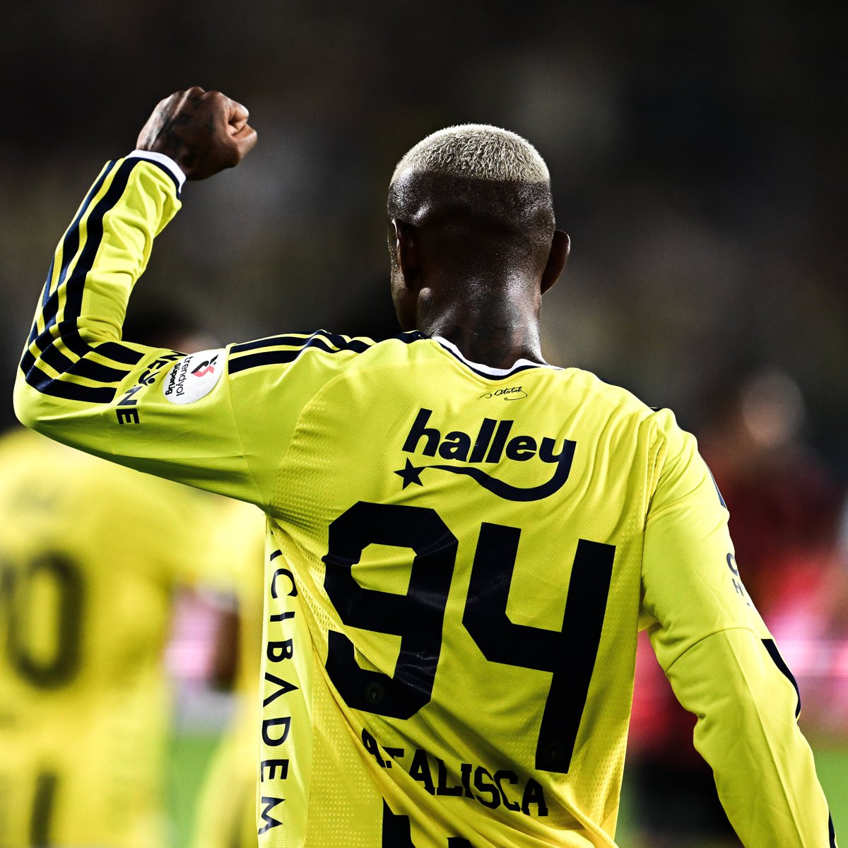 demarkesports's tweet photo. İsmail Kartal: “Talisca ne istersem gözümün içine bakıyor ve harfi harfine yerine getiriyor. Fenerbahçe için daha fazlasını nasıl verebilirim diye çırpınıyor. Vedat da %70 civarında hazır vaziyette. Bu akşamki taktik antrenmandan sonra seçimimiz belli olacak. Hangi maçta hangi oyuncuya görev verirsek diğer oyuncu ona saygı gösteriyor. Böyle bir takımımız var ve bundan gurur duyuyorum.”