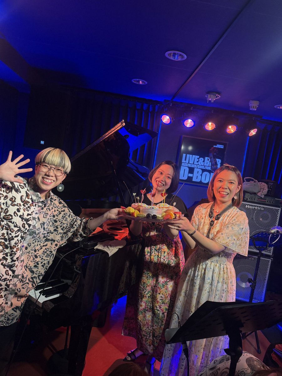 marettoo's tweet photo. 吉澤早紀と優しいお友達joint birthday Live✨
タンゴもラテンもサンバもアイリッシュもクラシックも映画音楽もアニソンもあってバラエティに富んでましたね〜

お越しいただいた皆様ありがとうございました!
ちゃんりなが30歳だってさ!初めて会った時は10代だったのに！
次の我々のライブは来年かな?? https://t.co/YgslflGGdu