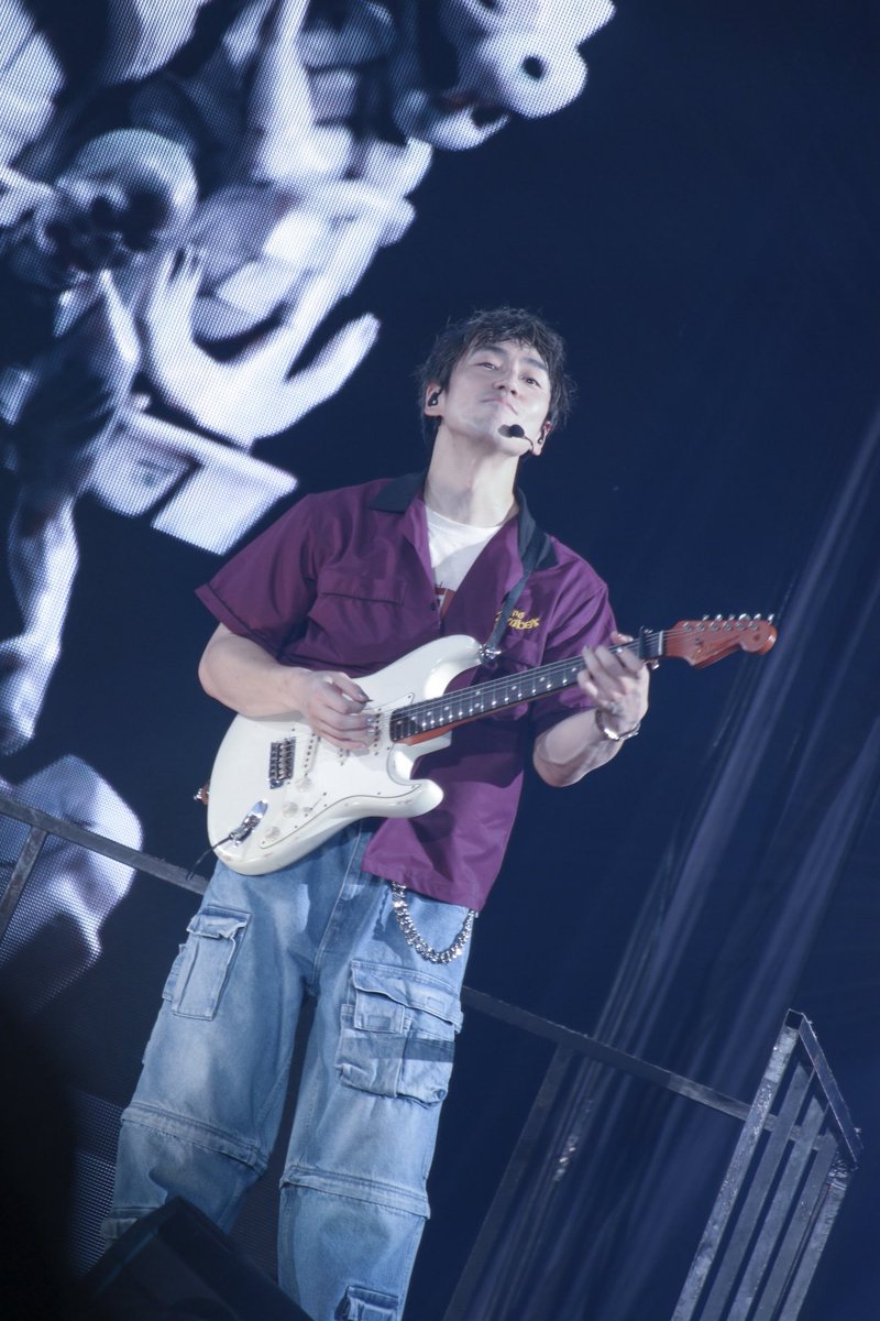 x___ask___x's tweet photo. 私のライブの楽しみの一つは
推しのネイルが今回はどんなのかなあってファインダー越しにみること🥰（独特）
#thecinema
#sekainoowari
@Nakajin_sekaino https://t.co/EhuJT7zThj