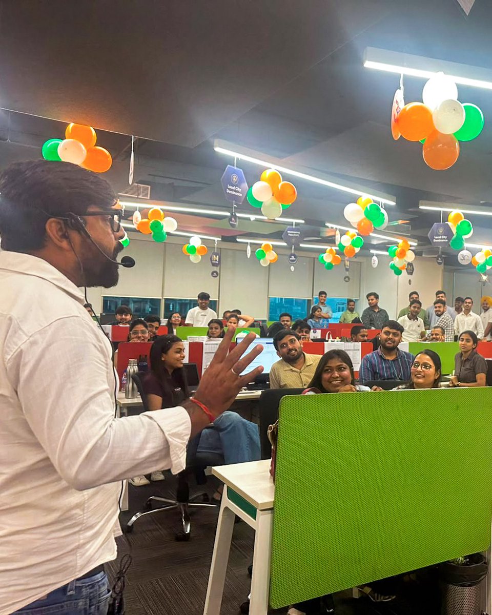 IndiaMART's tweet photo. A day that belongs to a billion dreams, celebrated by the people who keep dreaming every day.

Here’s to the IndiaMARTians and the spirit of a free India.

#IndiaMART #KaamYahinBantaHai #IndependenceDay #IndiaMARTians #Celebrations #B2BIndia #MSMEs https://t.co/Bn6Jc3ZFJe