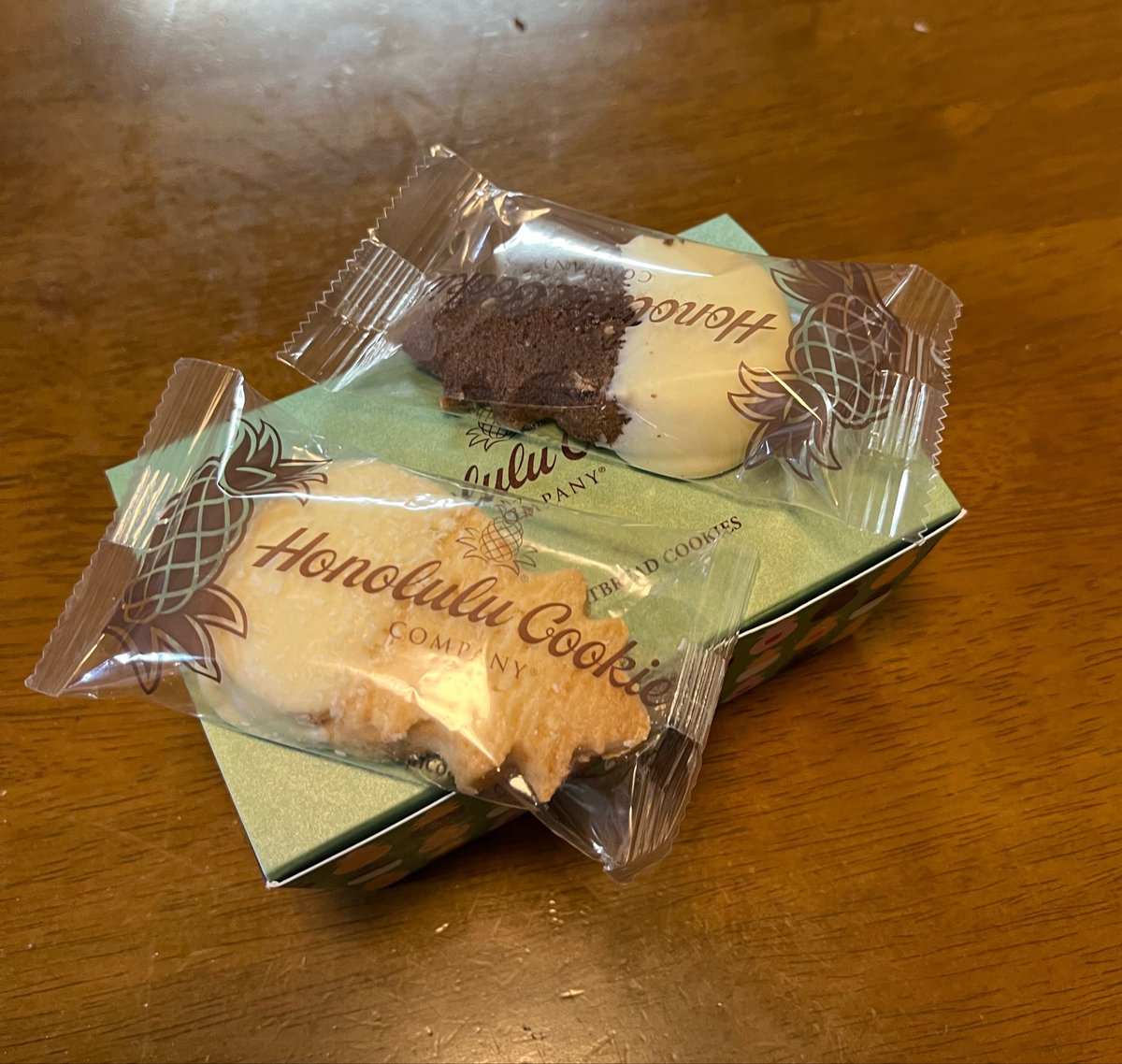mo_sa_ku's tweet photo. 盆休み明け。
行ったことのない楽園
ハワイと台湾の土産をいただく。

美味しい、、 https://t.co/kBvtoBXDYA