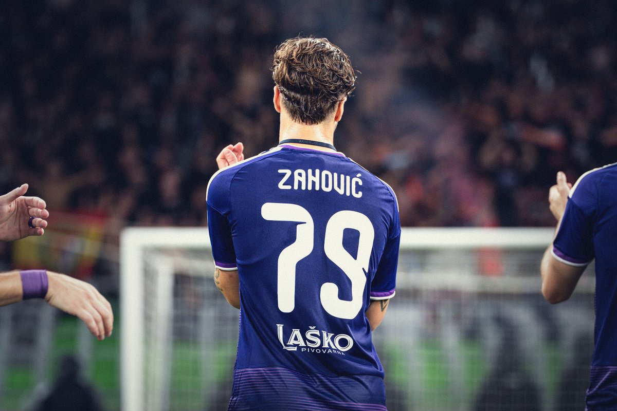 nkmaribor's tweet photo. Ob odhodu se je ustavil pri št. 81, sobotni je dobil oznako 82. K prijetni navadi, doseganju zadetkov v vijoličastem, se je Luka Zahović vrnil prav na derbiju.

"Vsak gol v tem dresu je poseben."

➡️https://t.co/czYMQY6ogG

#MiSkupajEnoSmo https://t.co/asNrmSwRHZ