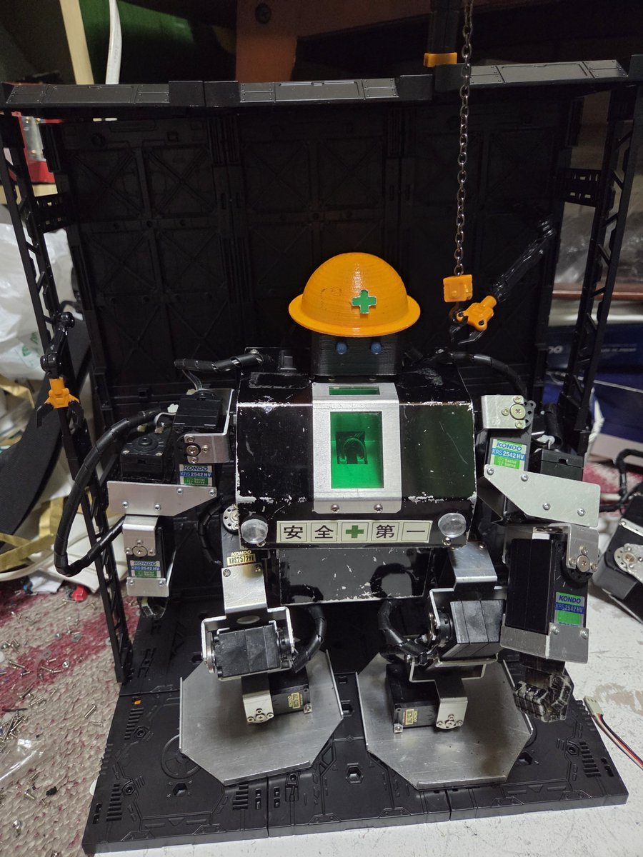 OFFJAN's tweet photo. 夏休みの成果？💦
ダイソーで売っていた連結ディスプレイベースを買ってみて、ロボットの格納庫風にしてみた。
おふじゃんびぃZを入れてみたかったけど、大きさ的に、クロガネで限界だった。💦
もっと連結部品を買えば出来たかも知れないけど、置き場所に困りそうなので、これで満足としました。🤭✨ https://t.co/iqqjvQDod2