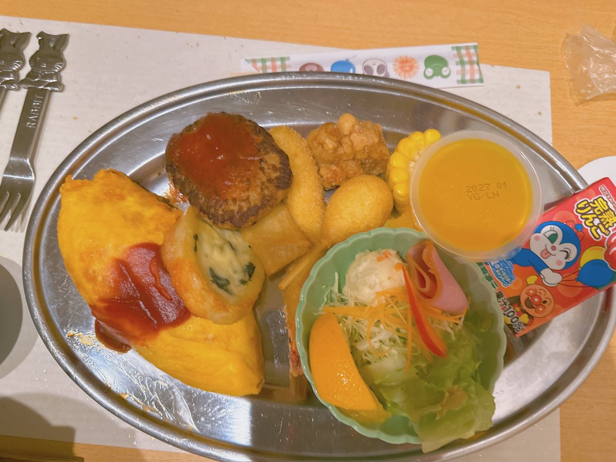 Nami_706's tweet photo. 福井旅行の思い出写真📷

旅館のお子様セット、豪華すぎ😳
ボリュームもハンパなく、半分はパパが食べてました(もちろん美味しそうに笑) https://t.co/3BAEkAbsZh