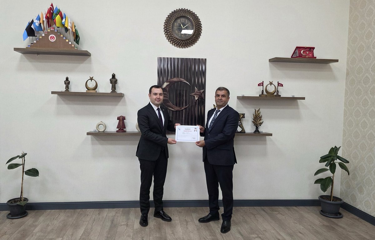 GSB_HaskoyGm's tweet photo. 📌Hasköy Kaymakamımız Sayın İsmail Güney, Dama Turnuvası sürecindeki çalışmalarımız dolayısıyla kurum personellerimize başarı belgelerini takdim etti.
Bizleri bu anlamlı ödülle onurlandıran Sayın Kaymakamımıza nazik takdirleri ve destekleri için teşekkür ederiz. ✨
#gsbgm https://t.co/g9OnqH8LYM