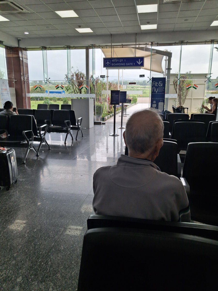 shikichi99's tweet photo. ダラムサラの空港もスパイスジェットも良かった。窓際の席を取って遠くにヒマラヤを見た。
#父がインドにやってきた https://t.co/xM0oYHZNTa
