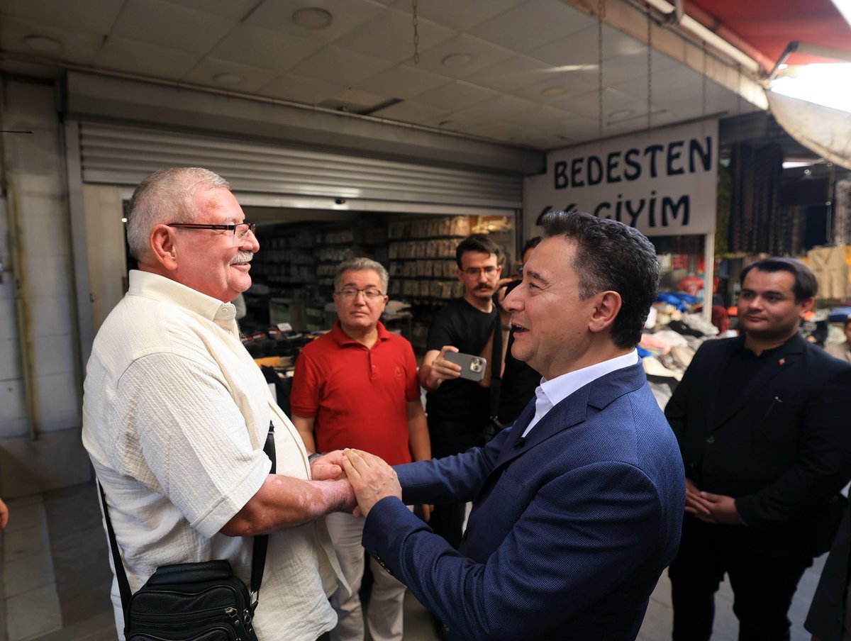 ErhanCelikEC's tweet photo. Genel Başkanımız Sn. Ali Babacan’ın, gazeteci Hasan Basri Akdemir’in YouTube kanalı için gerçekleştirdiği röportaj kapsamında Altındağ’da; Genel Başkanımızın çocukluğunun geçtiği Çıkrıkçılar Yokuşu’nu ve Ulus Hali esnafımızı ziyaretlerine eşlik ettik. https://t.co/EXSDvRDs1T