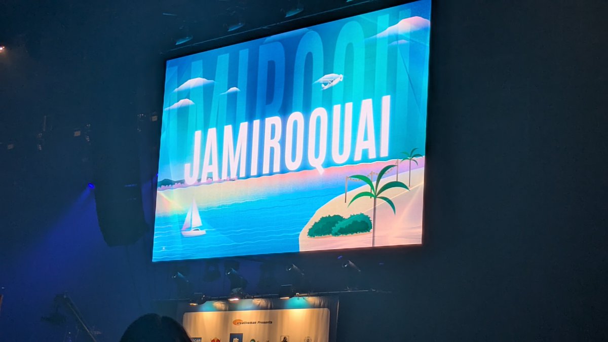 nookada's tweet photo. #ジャミロクワイ 素晴らしいライブでした。ジャミロクワイのヒット曲でスローバラードが一曲もないんですよね。ジェイ・ケイは快楽主義者なんだろうなと感じました。そういう直感でやってる表現者ってカッコイイですね！
#サマソニ https://t.co/c3Jjjy39Sw