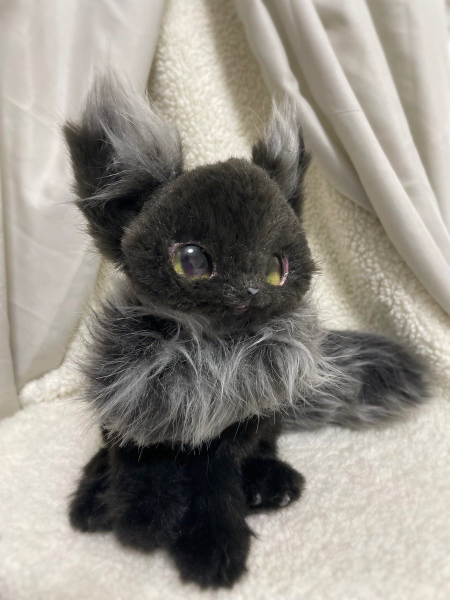 LArtDoll's tweet photo. ふわふわの黒猫さん、誕生しました🖤

大きな瞳でじーっと見つめてくる、
ちょっぴりミステリアスで甘えんぼそうな子です🐈‍⬛✨

素敵なご縁がありますように。

 #アートドール  #ハンドメイド  #ぬいぐるみ #猫 #黒猫  #ドール #handmade #catdoll #blackcat https://t.co/pt7Y8kQKqX