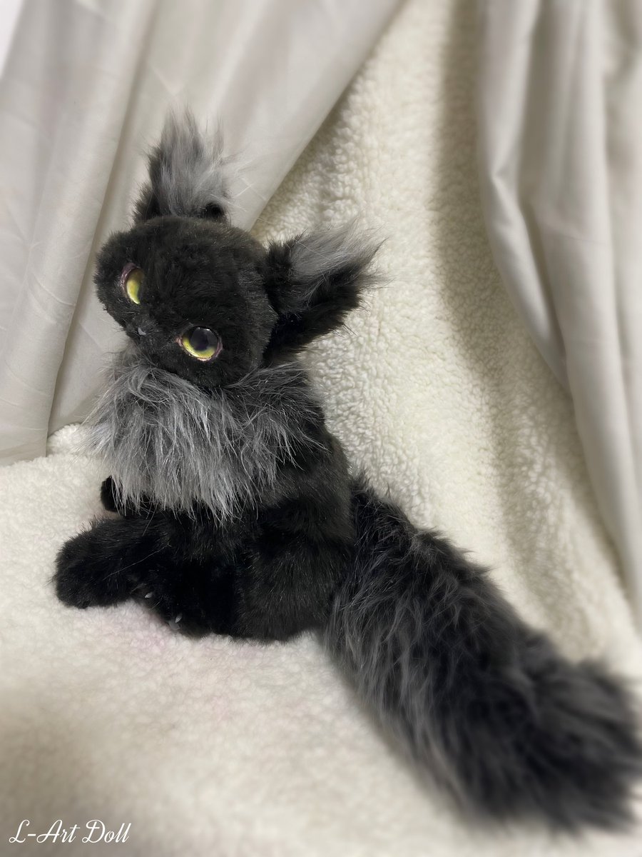 LArtDoll's tweet photo. ふわふわの黒猫さん、誕生しました🖤

大きな瞳でじーっと見つめてくる、
ちょっぴりミステリアスで甘えんぼそうな子です🐈‍⬛✨

素敵なご縁がありますように。

 #アートドール  #ハンドメイド  #ぬいぐるみ #猫 #黒猫  #ドール #handmade #catdoll #blackcat https://t.co/pt7Y8kQKqX