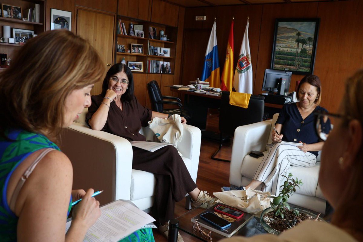 CarolinaDarias's tweet photo. 🩺Cuidar es acompañar, escuchar y estar cerca de las personas

🤝Hoy hemos compartido con el @twCELP proyectos en salud y cuidados y compromisos de futuro 

💙Seguimos construyendo una #LPGC que cuida https://t.co/oRpnp4HI3P