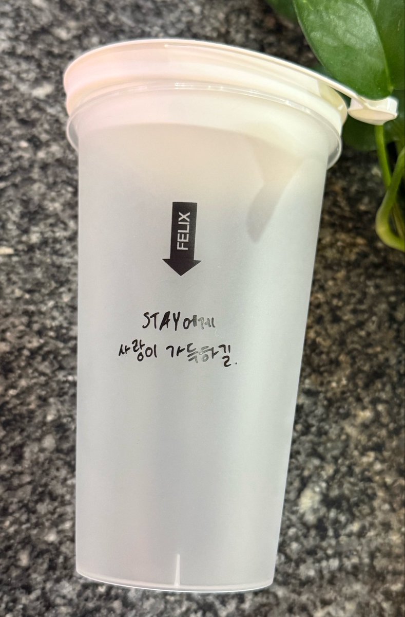 seungmo92_s2's tweet photo. 🐶스키즈 This&amp;That 팝업 미니홀더 L홀더 교환 구해요🤍

🤍홀더 : 필릭스 -> 승민

💛필릭스 리유저블컵(무료양도)
- (되팔이방지) 스테이 6기+필릭스 버블 100일 이상 인증 가능한 뽁프
- 배송비 부담 가능한 뽁프

사운드웨이브 StrayKids 디스앤댓 skz 사웨 https://t.co/R2YXU2O74k