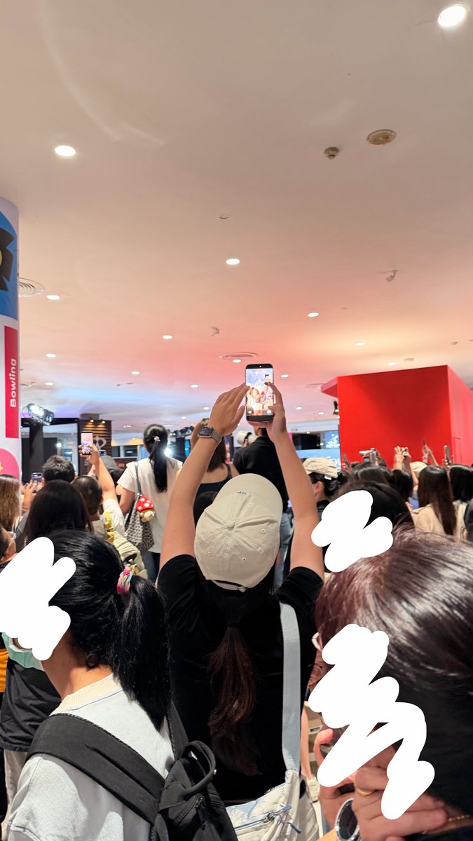 Jadeng_007's tweet photo. อยากรู้ว่าอันนี้คือปกติของด้อมไทยใช่หรอคะ คือพอคนข้างหน้ายกมือถือสูง+ปีนเก้าอี้ คนข้างหลังมันก็ต้องยกสูงขึ้นไปอีก เข้าใจว่าทุกคนอยากเห็นศลป.ที่ตัวเองชอบ แต่การเอาเก้าอี้มาปีนแบบนี้มันถูกต้องแล้วหรอในเมื่อข้างหลังก็ยังมีคนยืนอยู่ ถ้ามันเป็นเรื่องปกตินี่ก็จะได้เก็บไว้พิจารณาในการเลือกไปตามงานหน้าๆ