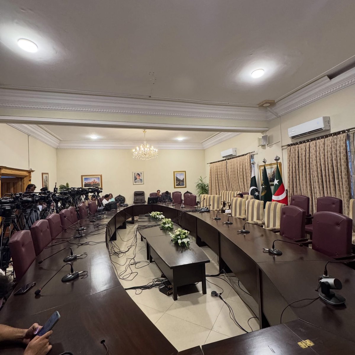 DigitalMagazne's tweet photo. کے پی ہاؤس میں اہم ملاقاتیں ہوگئی! بڑی ڈیویلپمنٹ، کل عمران خان سے ملاقات؟کچھ ہی دیر میں سہیل آفریدی کی اہم پریس کانفرنس https://t.co/i4ouUTg4lJ