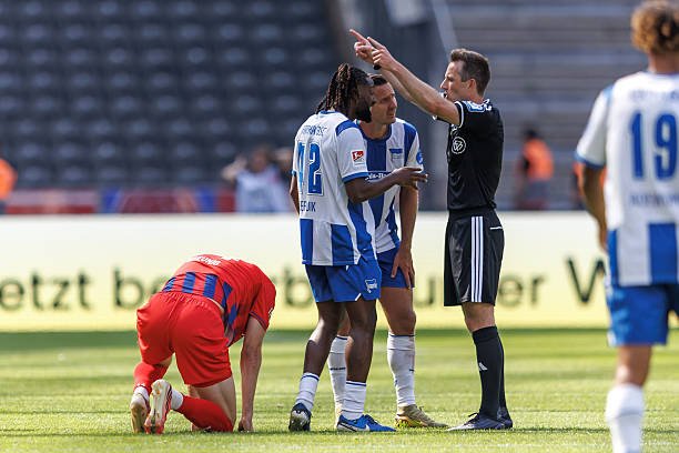 AbsoluteHertha's tweet photo. 😪🚫 Deyovaisio #Zeefuik verpasst wegen einer Sperre zwei Ligaspiele.

🆚️ Eintracht Braunschweig ❌️
🆚️ FC Magdeburg ❌️ https://t.co/IGmprj95zZ