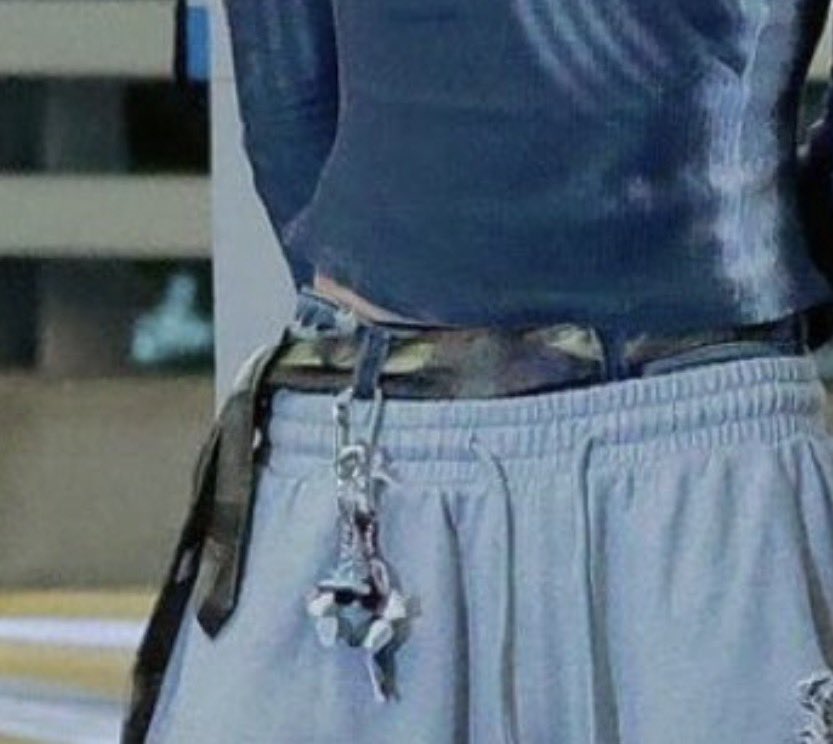 bowieshota's tweet photo. seob’s carabiner on his right and shota’s on his left… #IKnowWhatYouAre https://t.co/gv5xBG40SP