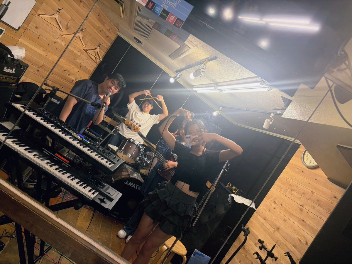 oreraburger1006's tweet photo. 音楽祭に向けたスタジオ練1日目終了

 #俺らの出会いはハンバーガー 
 #高校生軽音グランプリ音楽祭 https://t.co/Ot4p57dFeg