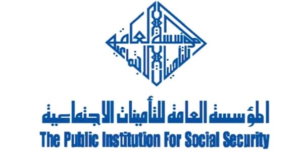 Alsayegh74's tweet photo. ▪️30 يوم فقط بعد تاريخ التقاعد يحدد معاشك التقاعدي الذي تستحقه

المعلومة التأمينية في الكويت ليست محجوبة. الدليل التشريعي منشور على موقع المؤسسة العامة للتأمينات الاجتماعية، والجداول الاكتوارية معلنة، والخدمات الإلكترونية متاحة عبر البوابة وتطبيق ذخر. 

ومع ذلك يخرج كل عام مئات المتقاعدين وقد خسروا حقوقا كانت بمتناول أيديهم، لا لأنهم لم يستحقوها، بل لأنه�� تأخروا عنها بأسابيع.
الفجوة هنا ليست فجوة معلومات. هي فجوة توقيت.

قانون التأمينات لا يعمل كملف واحد يفتح يوم التقاعد ثم يغلق. هو سلسلة نوافذ، بعضها يفتح قبل انتهاء الخدمة، وبعضها لا يفتح إلا بعدها، وأخطرها نافذة لا تدوم إلا ثلاثين يوما. ومن يعرف خريطة هذه النوافذ يخرج بمعاش يختلف جوهريا عن معاش زميله الذي قضى المدة نفسها في الوظيفة نفسها.

▪️ النافذة الأولى: ثلاثون يوما بعد التقاعد
هذه أض��ق النوافذ وأثمنها.

يجيز القانون لصاحب المعاش التقاعدي شراء مدة اشتراك اعتبارية بغرض زيادة معاشه، بواقع 3 أشهر ومضاعفاتها، وبحد أقصى 5 سنوات كاملة. 
5 سنوات اعتبارية تعني في جدول تسوية المعاش المدني 10 نقاط مئوية إضافية، أي الفارق بين معاش يحسب على 85% وآخر يحسب على 95% من راتب التسوية.

🔻الشرط الذي يفوته أغلب الناس: 
الطلب يجب أن يقدم خلال شهر واحد من تاريخ التقاعد. والسداد بالنسبة للمتقاعد يكون دفعة واحدة خلال شهر من تاريخ الإخطار بالموافقة. 
لا تقسيط، ولا تمديد، ولا فتح للباب بعد انقضاء المهلة.
من يقضي الشهر الأول بعد تقاعده في الاستراحة وتلقي التهاني يكون ق�� أغلق على نفسه أقوى أداة متاحة لرفع معاشه، بشكل نهائي ومدى الحياة.

وثمة مسار موازٍ لهذه الأداة يعمل قبل التقاعد لا بعده، وهو شراء مدة اعتبارية لمن بلغ الخمسين ولم تؤهله خدمته لاستحقاق المعاش، بحد أقصى 7 سنوات و 6 أشهر لاستكمال الحد الأدنى البالغ 15 سنة. وهذا المسار يسمح بالسداد على أقساط شهرية، بخلاف الأول.

▪️ النافذة الثانية: ثلاثة أشهر من الالتحاق بعمل جديد

الجمع بين المعاش التقاعدي والراتب في القطاع الخاص ��ق مقرر، لكنه مشروط بثلاثة قيود متزامنة.
القيد الأول أن تكون لدى صاحب المعاش 25 سنة خدمة فعلية، ويستثنى من شرط المدة من انتهت خدمته ببلوغ السن المقررة لترك الخدمة، ومن أحيل إلى التقاعد، والوزراء وأعضاء مجلس الأمة والمجلس البلدي والمختارون، ومن كانت لديه عشرون سنة خدمة فعلية قبل الأول من يوليو 2008.

القيد الثاني ألا تكون العودة للعمل لدى صاحب العمل ذاته الذي انتهت الخدمة لديه، إلا بعد مرور سنتين على الأقل.

القيد الثالث، وهو الذي يسقط الحق عمليا، أن يقدم طلب الجمع خلال 3 أشهر من تاريخ الالتحاق بالعمل الجديد.
والمقابل ليس رمزيا. يحسب معاش إضافي بواقع 2% من متوسط ��لمرتب عن كل سنة خدمة لاحقة للتقاعد. أي أن 5 سنوات عمل بعد التقاعد في القطاع الخاص تضيف عشرة بالمئة إضافية، فوق المعاش الأصلي، وفوق الراتب الجاري.

▪️ الباب الخامس بعد التقاعد: باب مفتوح بشرط مؤلم

من يزاول بعد تقاعده نشاطا مرخصا، تجارة أو مهنة حرة أو شراكة متفرغة لإدارة شركة ذات مسؤولية محدودة، يستطيع التسجيل في الباب الخامس اختياريا. المؤسسة خصصت لهذه الحالة نموذجا مستقلا لأصحاب المعاشات المصروفة أو المؤج��ة الصرف.

لكن التسجيل مشروط بطلب إيقاف صرف المعاش التقاعدي. وهذا شرط جوهري يقلب المعادلة رأسا على عقب ويستدعي حسابا دقيقا قبل الإقدام عليه. كما يشترط ألا يكون المشترك قد بلغ 65 سنه عند بدء الاشتراك.

من يدخل هذا المسار يبني مدة اشتراك جديدة، ويحسب معاش الباب الخامس على متوسط الشرائح في آخر ثلاث سنوات. وهنا فقط يوجد رفع شريحة بالمعنى الحرفي، ينتقل المشترك للشريحة الأعلى مباشرة بعد انقضاء الحد الأدنى للمكوث، وهو 9 أشهر للشرائح المرتفعة ويصل إلى 21 شهرا للشرائح الدنيا، ثم ترفعها المؤسسة إلزاميا بعد انقضاء الحد الأقصى الممتد بين 24 و 30 شهرا حتى دون تقديم طلب.

وشرائح الباب الخامس تبدأ من 500 دينار وتصل إلى 1500، وقد ارتبطت شريحة بدء الاشتراك بالمؤهل الدراسي اعتبارا من الأول من مارس 2019.

▪️ النافذة التي تغلق يوم التقاعد: الصندوق التكميلي الاختياري

هذا هو رفع الشريحة الحقيقي، وهو متاح للمؤمن عليه أثناء الخدمة فقط، ولا يفتح لصاحب المعاش بعد التسوية.
قيمة الشريحة الواحدة 100 دينار. نسبة الاشتراك 25% من الشريحة المختارة للخاضعين للباب الثالث، و15% للخاضعين للباب الخامس. 
يبدأ المشترك بشريحة أو اثنتين بحد أقصى ثلاث، ويرفع شريحة كل 12 شهرا. والاشتراك اختياري بالكامل، يوقف أو يلغى في أي وقت، مع حق استرجاع الاشتراكات المدفوعة خلال السنوات الخمس الأولى ومرة واحدة فقط.