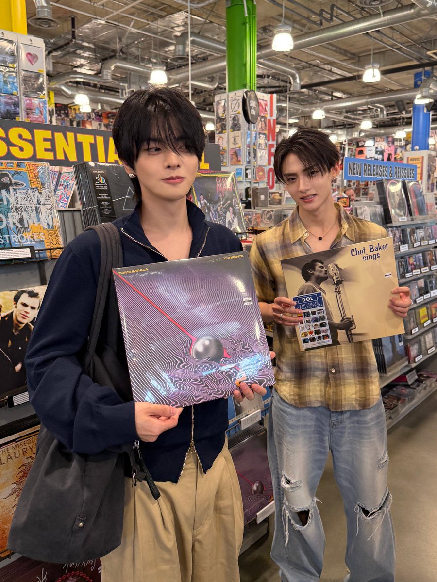 reowonist's tweet photo. LA leowon we love you dearly 😭❤️‍🩹 https://t.co/pYXkvMncPQ