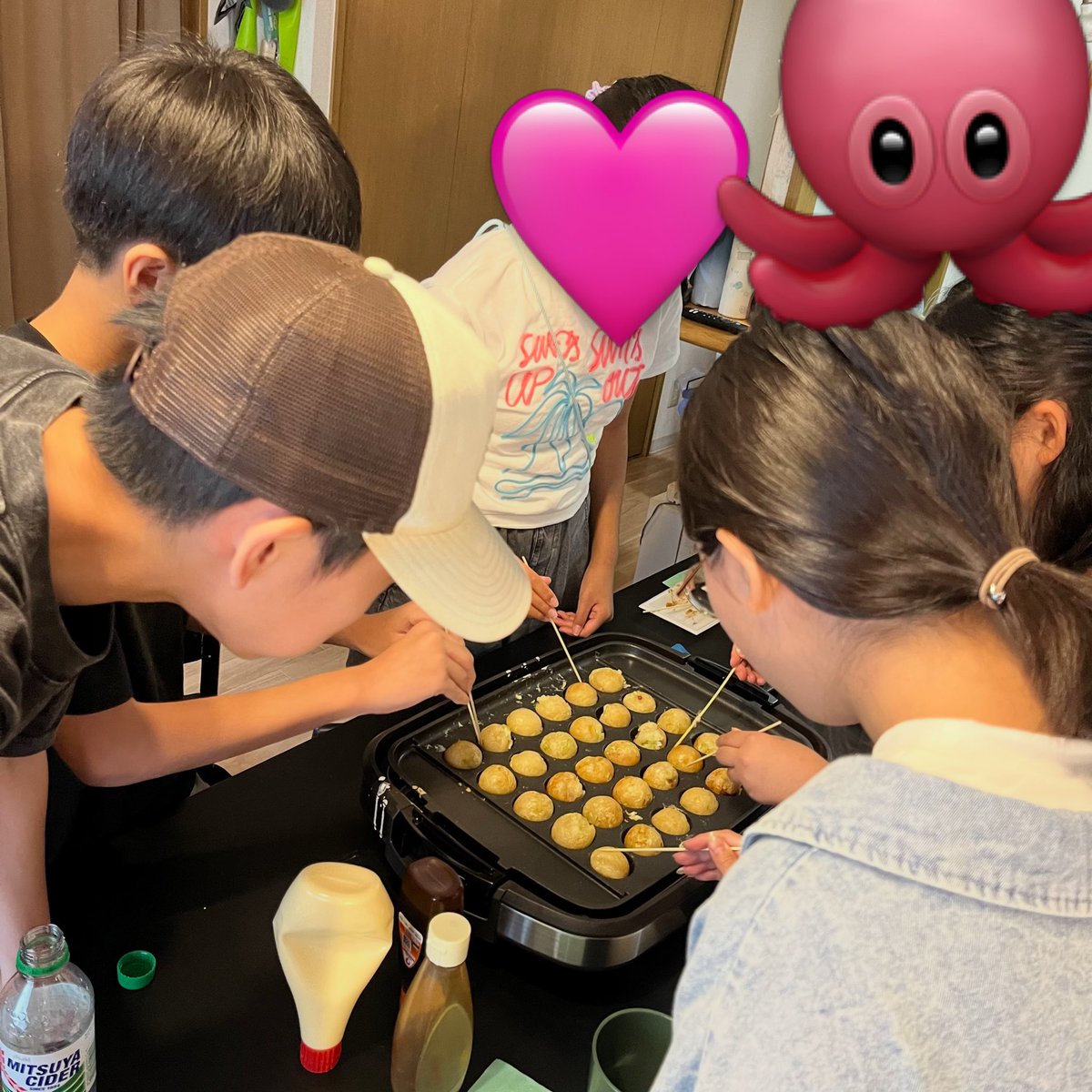 SingerAmbi's tweet photo. 今日息子の友達合計８人来てたこ焼きパーティー！
トータル200個焼いたけど���まだ足りひんかった💦六年生は男子より女子の方が食べる！食べる！食べる！ほんでめっちゃ話す！話す！話す！疲れたけど楽しかった https://t.co/rvl9KXNqg4