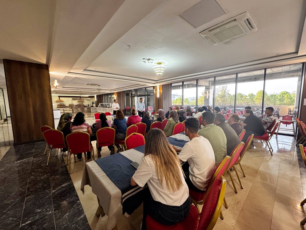 gaziantepUniv's tweet photo. GAÜN’DEN HİZMET KALİTESİNE YÖNELİK PROTOKOL EĞİTİMİ

Gaziantep Üniversitesi tarafından Gaziantep Öğretmenevi personeline yönelik “Protokol ve Nezaket” eğitimi verildi.

Eğitim, GAÜN Turizm ve Otelcilik Meslek Yüksekokulu Müdür Yardımcısı Öğr. Gör. Eyüp Atılgan tarafından gerçekleştirildi.

Programda; resmi protokol kuralları, etkili iletişim, doğru hitap biçimleri ile misafir karşılama ve ağırlama süreçlerinde dikkat edilmesi gereken nezaket kuralları ele alındı.

Hizmet sektöründe görev yapan personelin kurumu temsil etme sorumluluğuna dikkati çekilen eğitimde, profesyonel iletişim ve davranışın hizmet kalitesindeki önemi örnekler üzerinden anlatıldı.

Katılımcılara günlük çalışma hayatında karşılaşılabilecek durumlara ilişkin örneklerin de sunulduğu programda, protokol ve nezaket kurallarının uygulamadaki yansımaları değerlendirildi.

Öğr. Gör. Eyüp Atılgan, üniversitelerin toplumla etkileşimini ve kurumlar arası iş birliğini güçlendiren çalışmalara katkı sunmayı sürdüreceklerini ifade etti.

https://t.co/KZoFNPvtY8

#Parlayanyıldız #GaziantepÜniversitesi