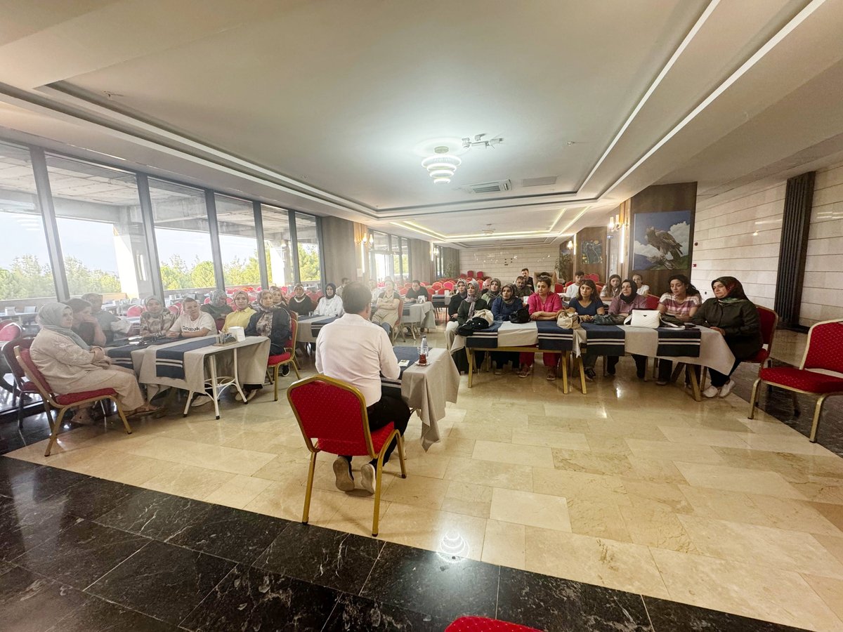 gaziantepUniv's tweet photo. GAÜN’DEN HİZMET KALİTESİNE YÖNELİK PROTOKOL EĞİTİMİ

Gaziantep Üniversitesi tarafından Gaziantep Öğretmenevi personeline yönelik “Protokol ve Nezaket” eğitimi verildi.

Eğitim, GAÜN Turizm ve Otelcilik Meslek Yüksekokulu Müdür Yardımcısı Öğr. Gör. Eyüp Atılgan tarafından gerçekleştirildi.

Programda; resmi protokol kuralları, etkili iletişim, doğru hitap biçimleri ile misafir karşılama ve ağırlama süreçlerinde dikkat edilmesi gereken nezaket kuralları ele alındı.

Hizmet sektöründe görev yapan personelin kurumu temsil etme sorumluluğuna dikkati çekilen eğitimde, profesyonel iletişim ve davranışın hizmet kalitesindeki önemi örnekler üzerinden anlatıldı.

Katılımcılara günlük çalışma hayatında karşılaşılabilecek durumlara ilişkin örneklerin de sunulduğu programda, protokol ve nezaket kurallarının uygulamadaki yansımaları değerlendirildi.

Öğr. Gör. Eyüp Atılgan, üniversitelerin toplumla etkileşimini ve kurumlar arası iş birliğini güçlendiren çalışmalara katkı sunmayı sürdüreceklerini ifade etti.

https://t.co/KZoFNPvtY8

#Parlayanyıldız #GaziantepÜniversitesi