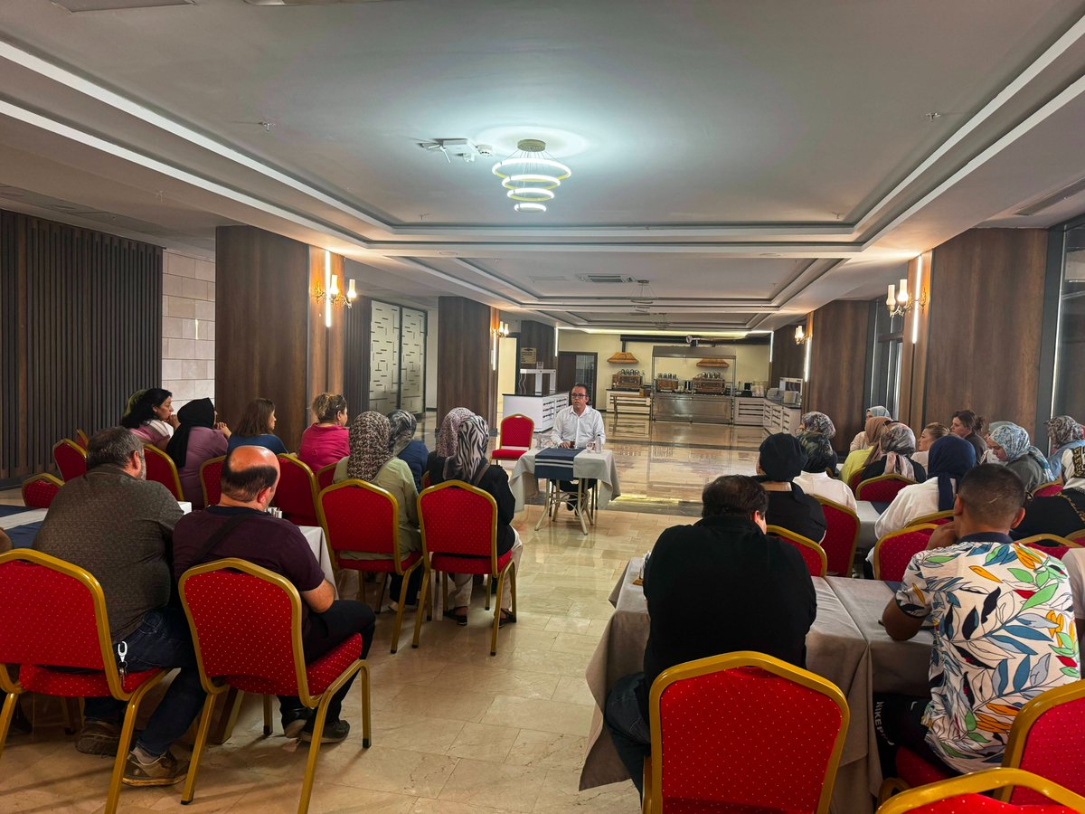 gaziantepUniv's tweet photo. GAÜN’DEN HİZMET KALİTESİNE YÖNELİK PROTOKOL EĞİTİMİ

Gaziantep Üniversitesi tarafından Gaziantep Öğretmenevi personeline yönelik “Protokol ve Nezaket” eğitimi verildi.

Eğitim, GAÜN Turizm ve Otelcilik Meslek Yüksekokulu Müdür Yardımcısı Öğr. Gör. Eyüp Atılgan tarafından gerçekleştirildi.

Programda; resmi protokol kuralları, etkili iletişim, doğru hitap biçimleri ile misafir karşılama ve ağırlama süreçlerinde dikkat edilmesi gereken nezaket kuralları ele alındı.

Hizmet sektöründe görev yapan personelin kurumu temsil etme sorumluluğuna dikkati çekilen eğitimde, profesyonel iletişim ve davranışın hizmet kalitesindeki önemi örnekler üzerinden anlatıldı.

Katılımcılara günlük çalışma hayatında karşılaşılabilecek durumlara ilişkin örneklerin de sunulduğu programda, protokol ve nezaket kurallarının uygulamadaki yansımaları değerlendirildi.

Öğr. Gör. Eyüp Atılgan, üniversitelerin toplumla etkileşimini ve kurumlar arası iş birliğini güçlendiren çalışmalara katkı sunmayı sürdüreceklerini ifade etti.

https://t.co/KZoFNPvtY8

#Parlayanyıldız #GaziantepÜniversitesi