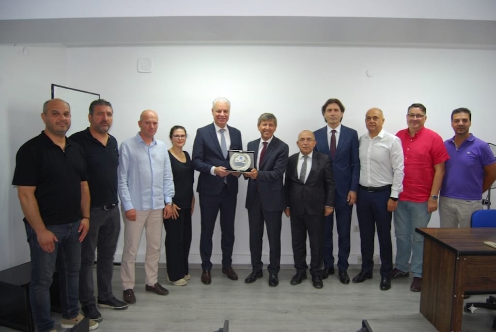 izmgmd's tweet photo. Görev yerinin değişmesi nedeniyle Ege Gümrük ve Dış Ticaret Bölge Müdürümüz Sayın M.Enver KÖK, Derneğimize veda ziyaretinde bulunmuştur.
Mesleğimize, bölgemiz dış ticaretine ve Derneğimize sunduğu değerli katkılardan dolayı teşekkür eder, yeni görev yerinde başarılar dileriz. https://t.co/mECTymheTW
