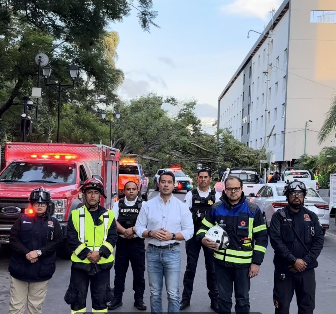 AvseFernando's tweet photo. ¡TERRIBLE!

Aún no terminaban de retirar los autos donde una persona había fallecido por la falta de mantenimiento y cuidado en los árboles de la Alameda, y el presidente municipal ya estaba haciéndose un video para simular atención.

Son cientos, tal vez miles las solicitudes y reportes de la propia ciudadanía para poda, cuidado o retiro de arbolado que no atiende el @qromunicipio. 

¿Qué está pasando en #Querétaro?