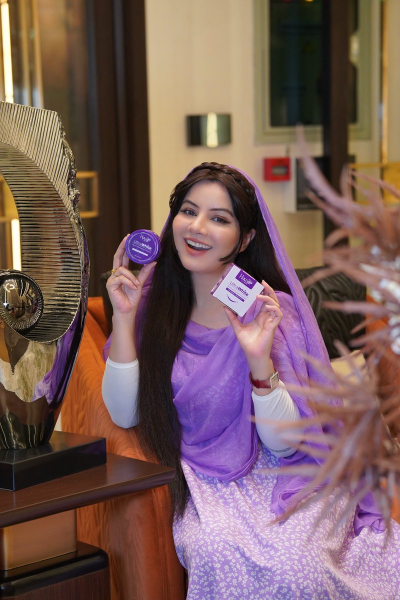 Rabipirzada's tweet photo. Rabi jaisay chamakte daant?
Or Rabi jaisi smile chahiye?
Try Ultra Teeth Powder
#UltraTeethPowder #HayaByRabi #RabiPirzada #TeethCare #DentalCare #BrightSmile #BeautifulSmile #SmileCare #OralCare #RabiJaisiSmile https://t.co/CKfdqlp8UY