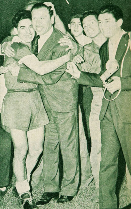 TioYabi31's tweet photo. Leonel Sánchez fundido en un abrazo con Luis "Zorro" Alamos tras alcanzar el Campeonato Nacional de 1959, venciendo a CC en la final.

A la izquierda, la foto original. A la derecha, coloreada con IA https://t.co/y99zlz0hMz