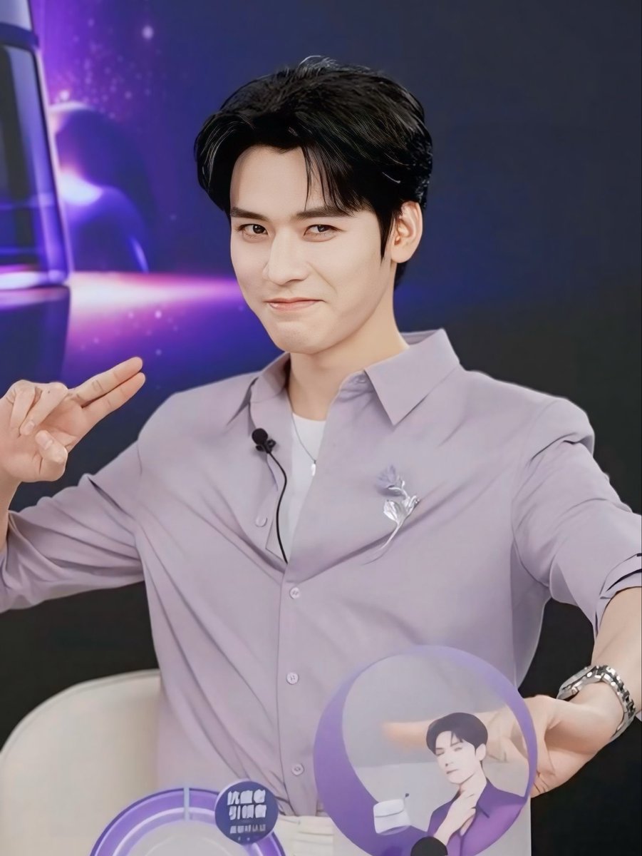 tomnook1122's tweet photo. Gong Jun appeared on the Chando livestream in lavender purple to match their brand color. 
He looks so cute and handsome today as well!
#GongJun https://t.co/H5HyJaGcCn