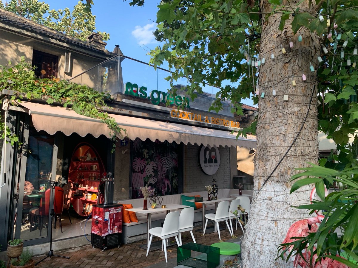 LorenBasnioo8k's tweet photo. Just a random corner of the city—sunlight hitting the old bookstore sign and the group of friends laughing over iced coffee, small moments that make the day feel warm ， https://t.co/b2A7Um5lF3