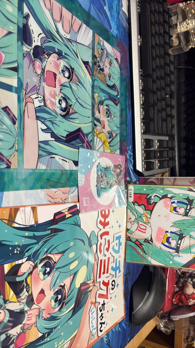 shogo46491's tweet photo. コミケ戦利品　いらすとがかり先生@irasutogakari のうちのみにミクちゃんの新刊セットと色紙を購入させていただきました
いつも思うのですが、、うちにもお迎えできませんか？みにミクちゃんってぐらい可愛さMAXです！
サインは用事もありお願い出来ずそれだけが心残り、、、次回は！
#C108 https://t.co/E3SSpGMWmQ