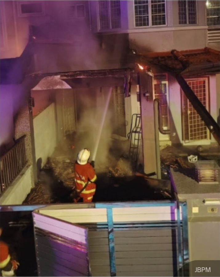 NewsBFM's tweet photo. A two-storey terrace house in Alam Damai, Cheras, was destroyed in a fire early Sunday, believed to have started from an electric vehicle charged in the house's foyer.

The house was found to be 100% burnt down when firefighters arrived, though no injuries were reported. https://t.co/kEryCXzhFy