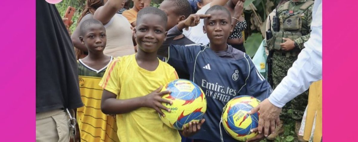 OlguinMayorgaP's tweet photo. Yo si prefiero que los niños, niñas y adolescentes reciban un Balón para practicar el deporte y NO reciban un Fusil a través del reclutamiento forzado.

Y tú? https://t.co/8iGXSr2YeA