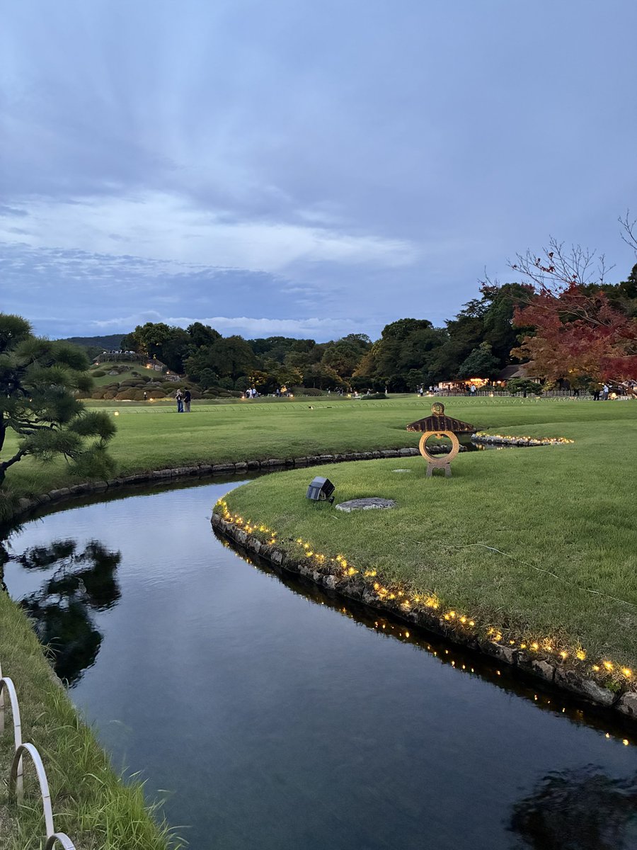 banechara's tweet photo. 8/15(土)
岡山後楽園「能楽の夕べ」🪭

仕舞→舞囃子→一調→半能
アラカルト盛合わせで色々食べた気分🍽️✨
野守は3回目やったけど、鏡を見せてくれる頻度がちょうどいい塩梅やった🪞♡

ライトアップされた庭園もきれい🪔 https://t.co/QxajK7CVt0