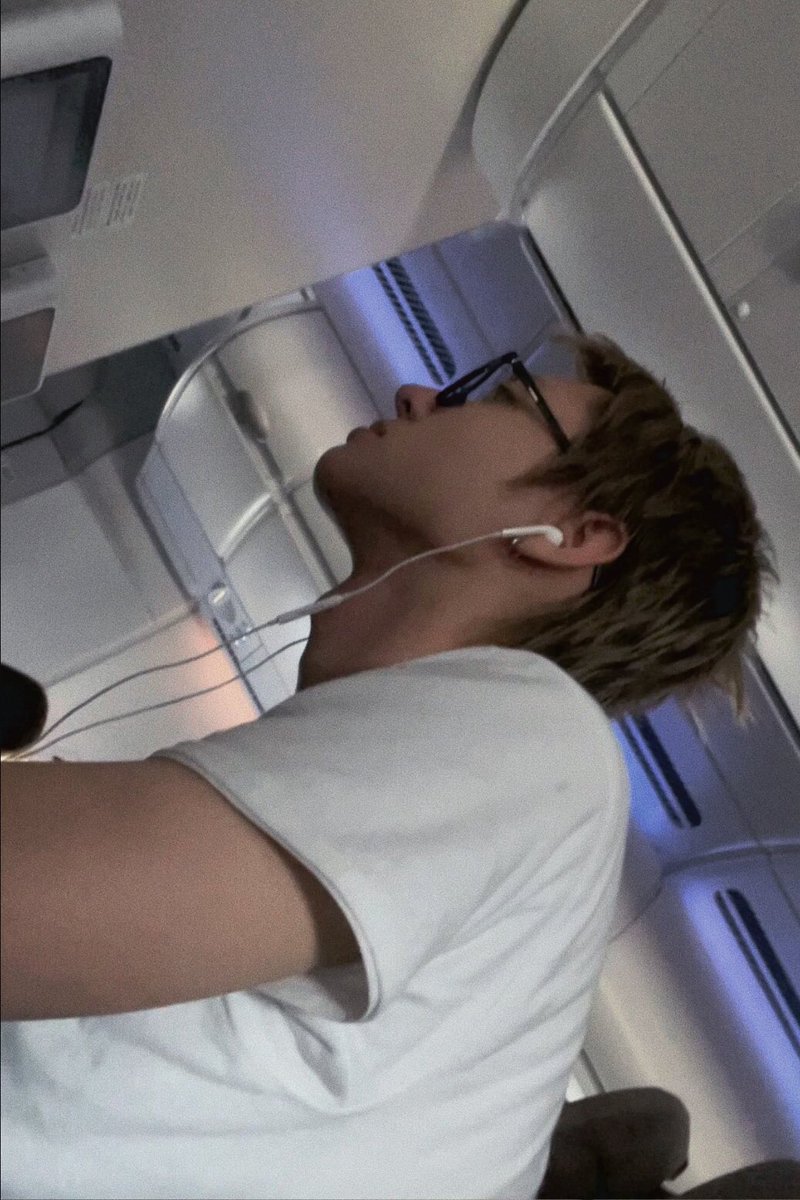 FKUBUYER147's tweet photo. that mystery boy. https://t.co/t2U5FJQ0vR